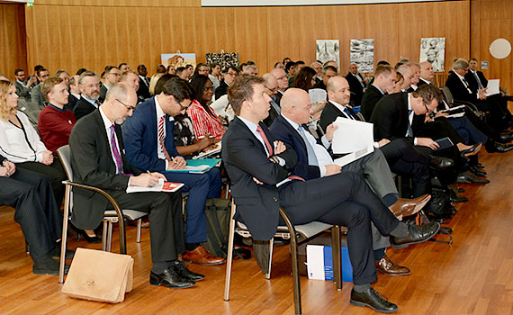 Blick in Saal auf Zuhörer eines Vortrags bei Afrika-Konferenz