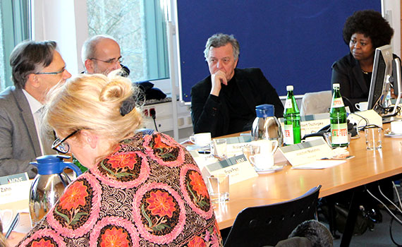 miteinander diskutierende deutsche Bildungsanbieter beim Seminar