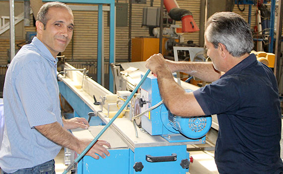 zwei Männer arbeiten in Werkstatt