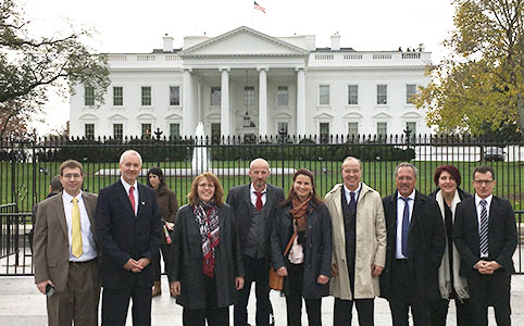 Gruppenild der Delegation vor Weißem Haus