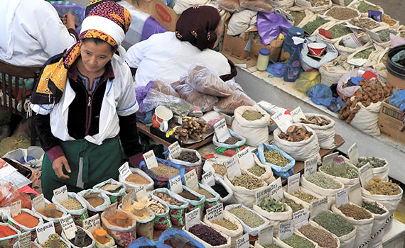 Kasachin mit einem Gewürzstand auf einem Markt