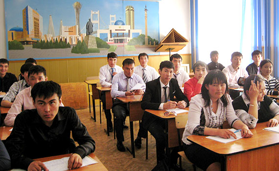 Erwachsene Kasachen in Klassenraum