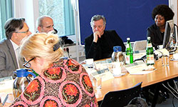miteinander diskutierende deutsche Bildungsanbieter beim Seminar