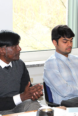 zwei Teilnehmer indischer Herkunft am Semianr zur Bildungsreform in Indien