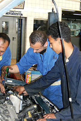 Szene Ausbildung in Autowerkstatt in Ägypten