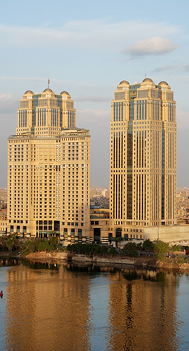 Blick auf Hochhäuser am Nil in Kairo
