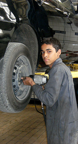 junger Ägypter arbeitet an einem Auto