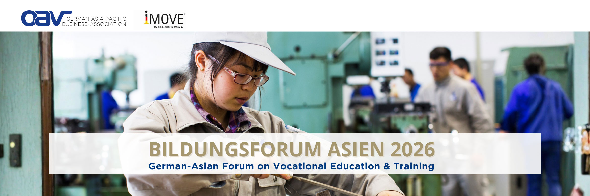 年轻的中国女学徒在实训车间锉削一个被固定在虎钳的工件