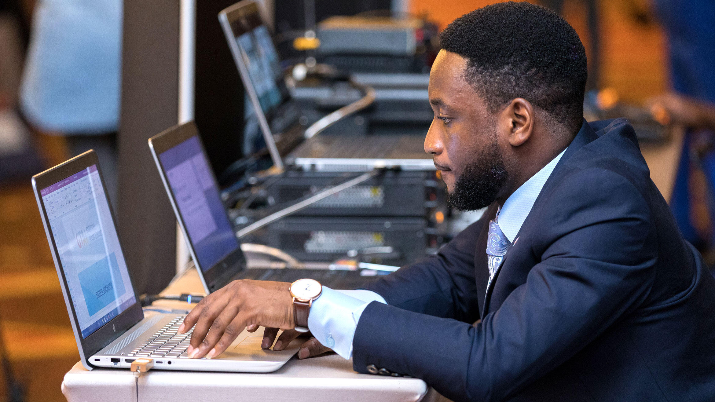 Afrikaner arbeitet an Laptop