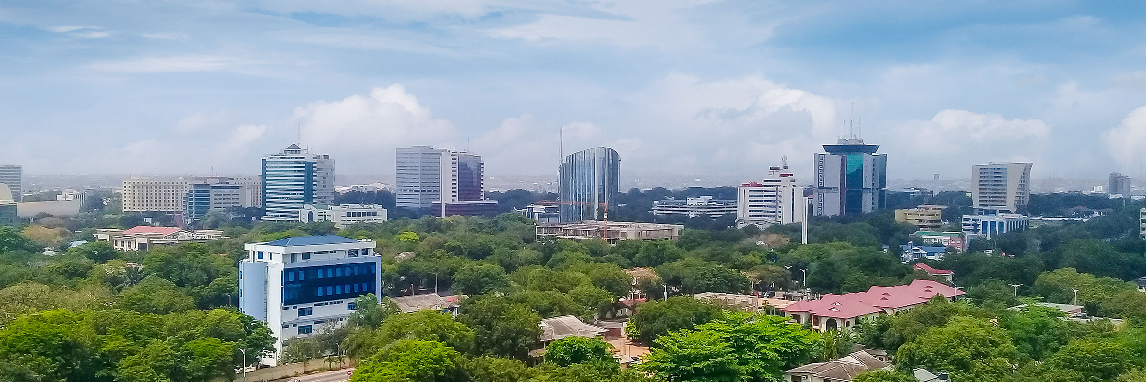 modernes Wohngebiet mit Hochhäusern in Accra, Hauptstadt Ghana, aus der Vogelperspektive 