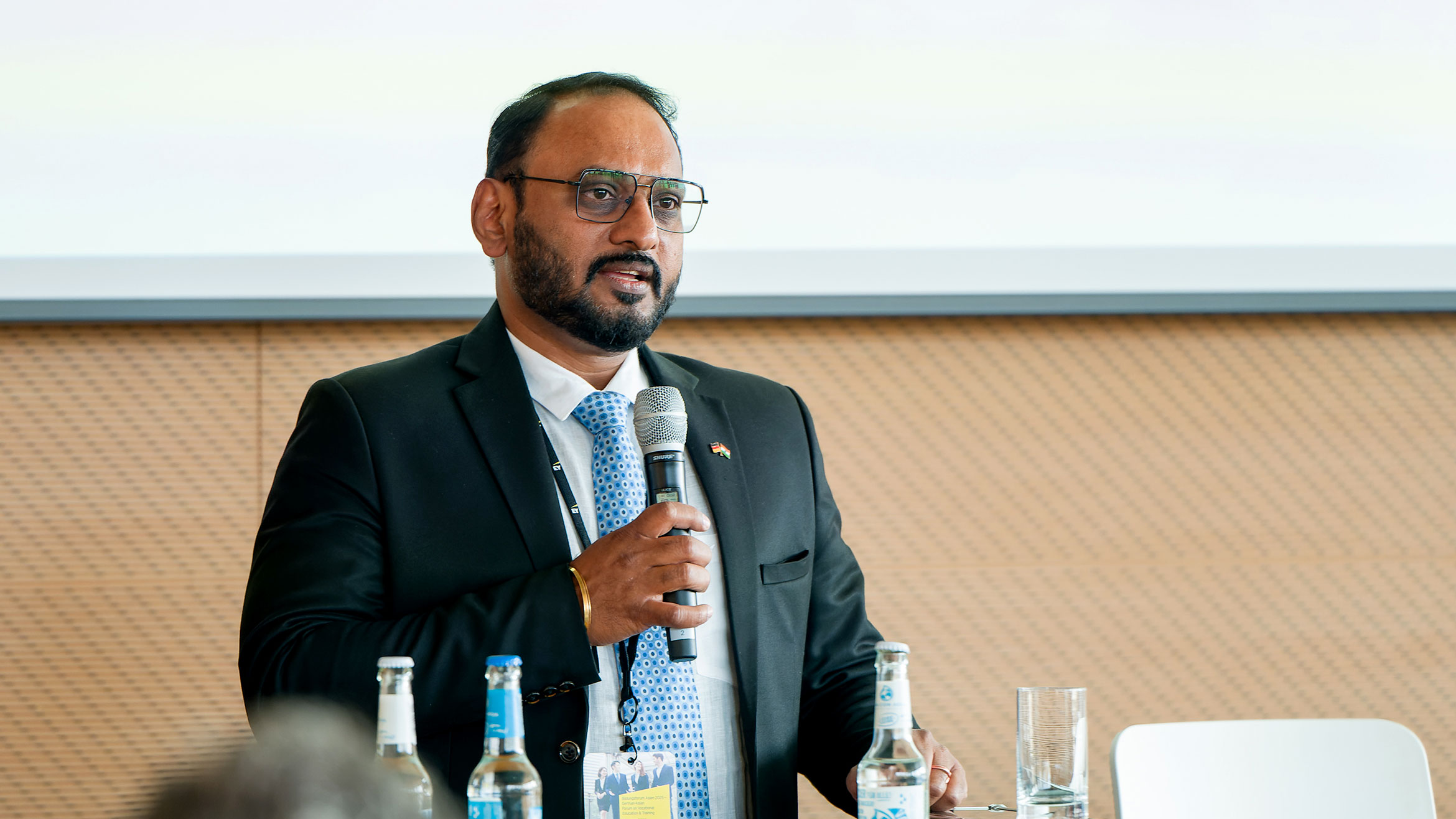 Nahaufnahme eines Sprechers auf dem Podium