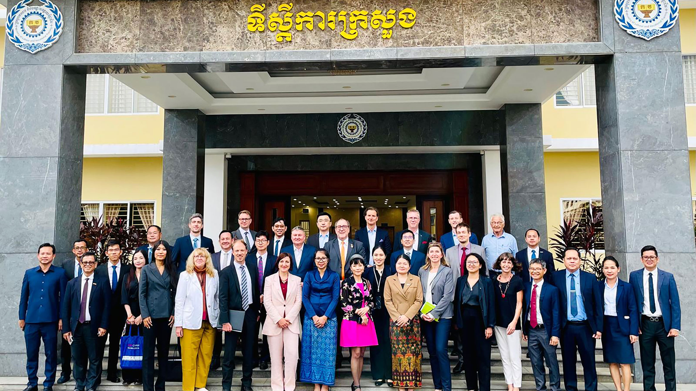 Gruppenfoto vor dem Ministerium für Arbeit und berufliche Bildung