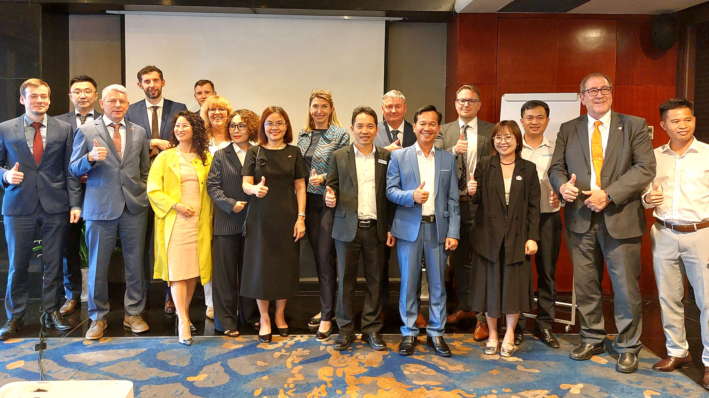 Gruppenbild der Delegation mit vietnamesischen Gastgebern