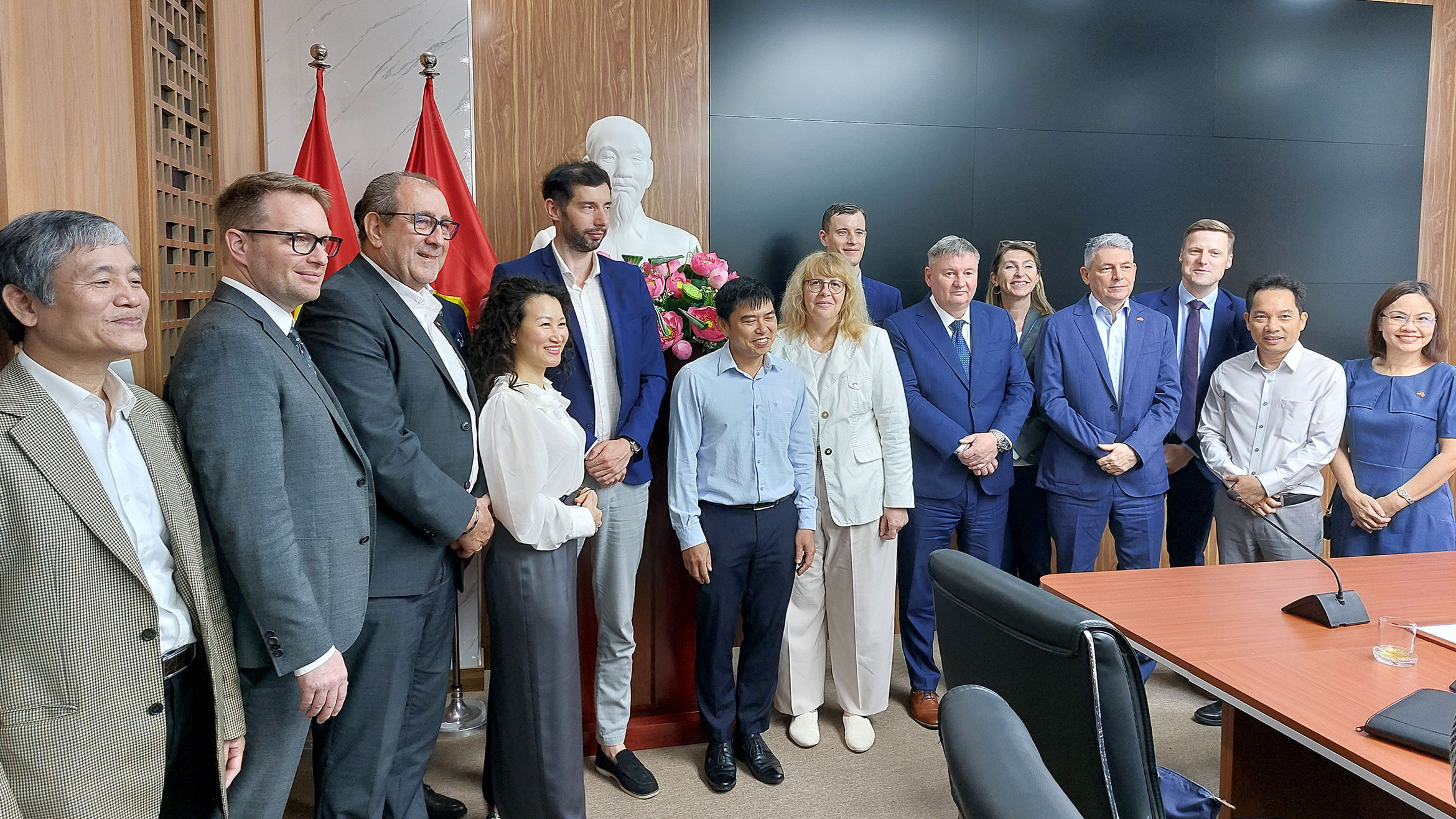 Gruppenbild der deutschen Delegation mit den vietnamesischen Gastgebern