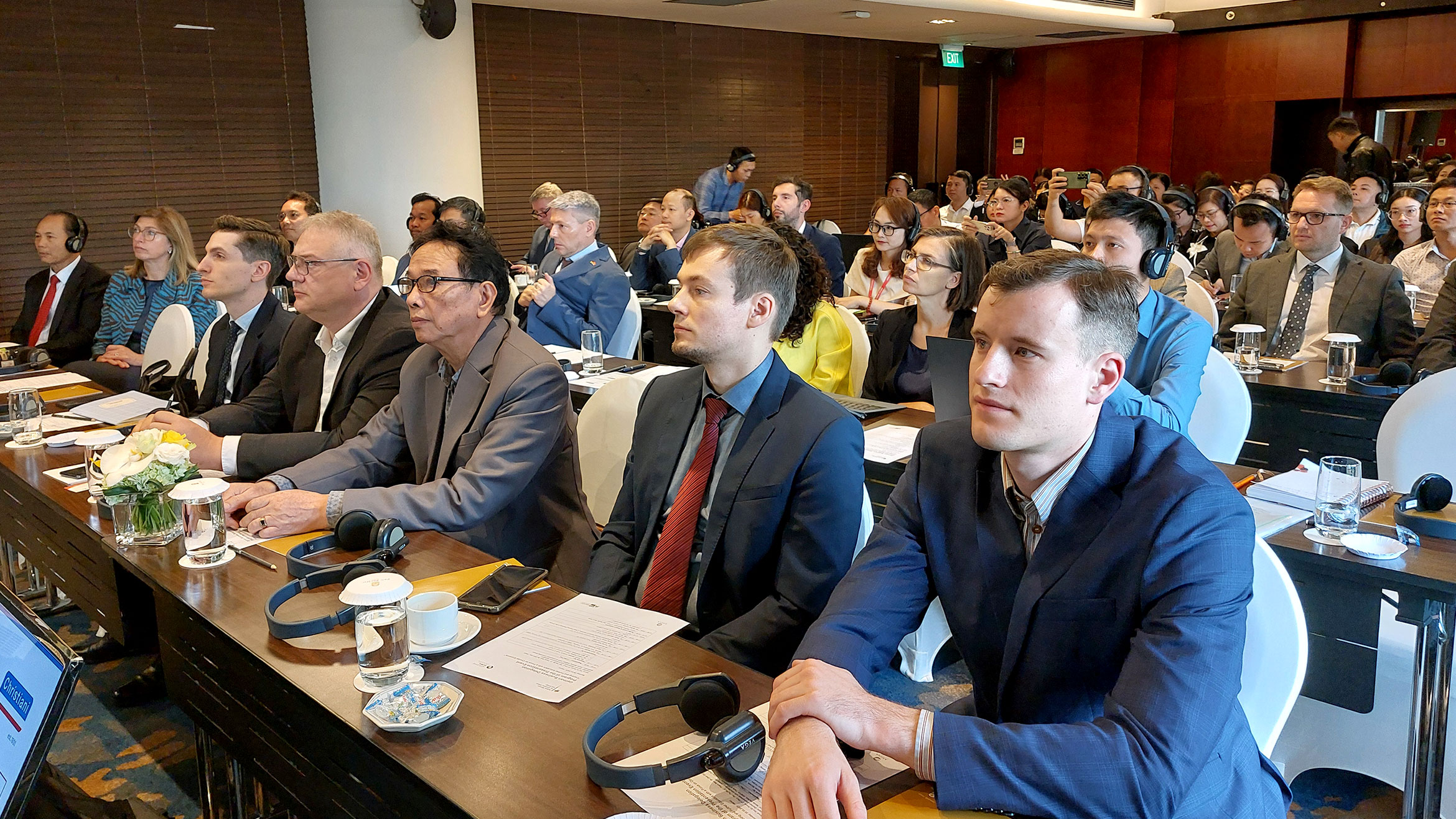 Blick in den  Konferenzraum auf die gefüllten Sitzreihen