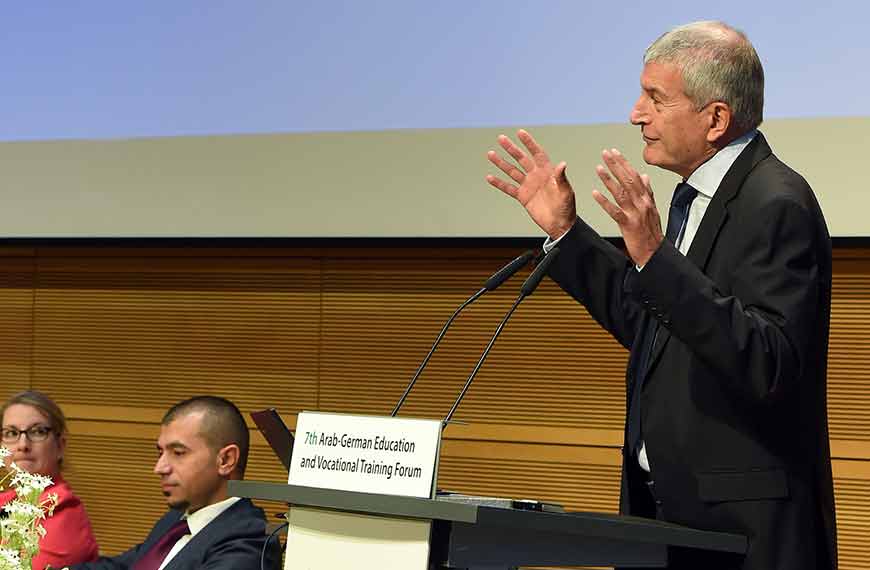 Sprecher auf dem Podium