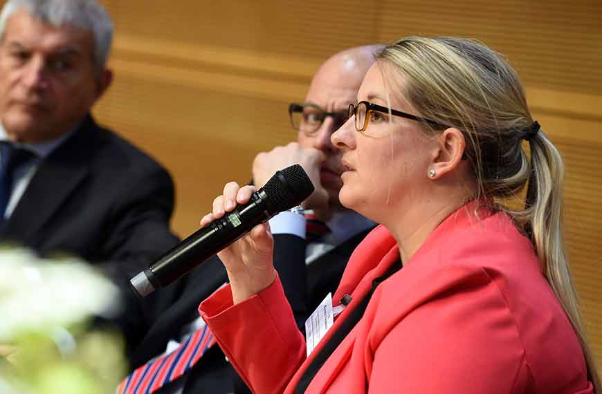 Sprecherin auf dem Podium