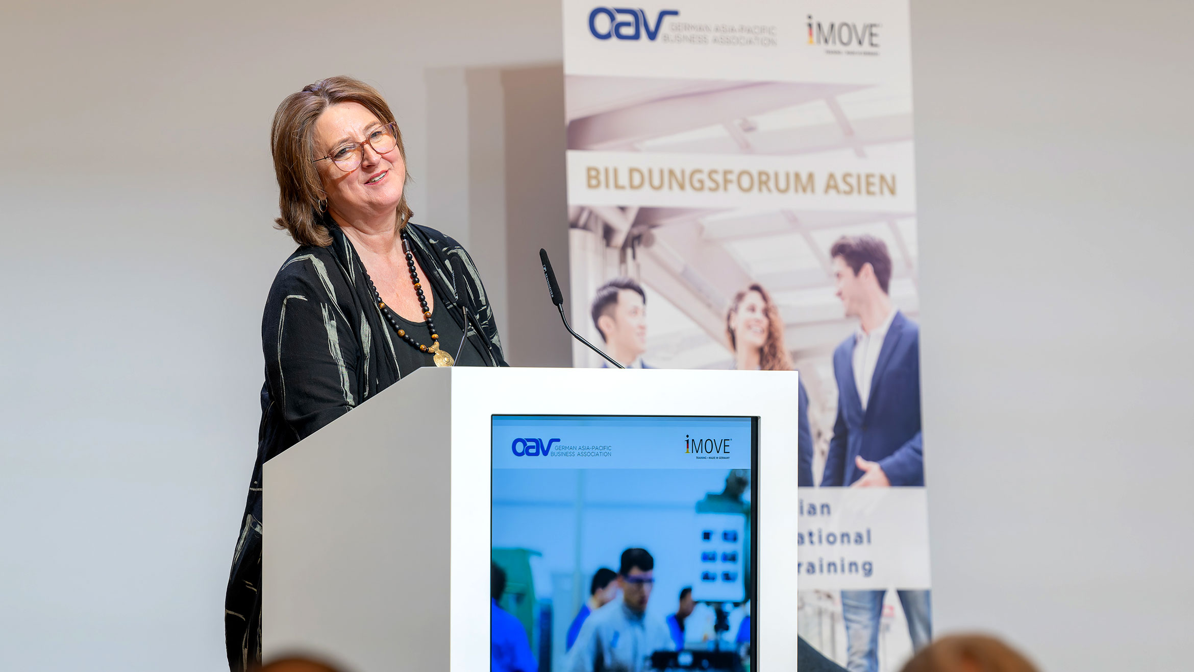 Nahaufnahme der Sprecherin Birgit Thomann