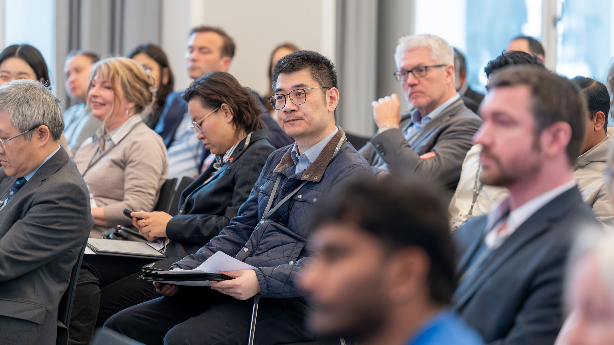 Blick auf die gefüllten Reihen der Zuhörer