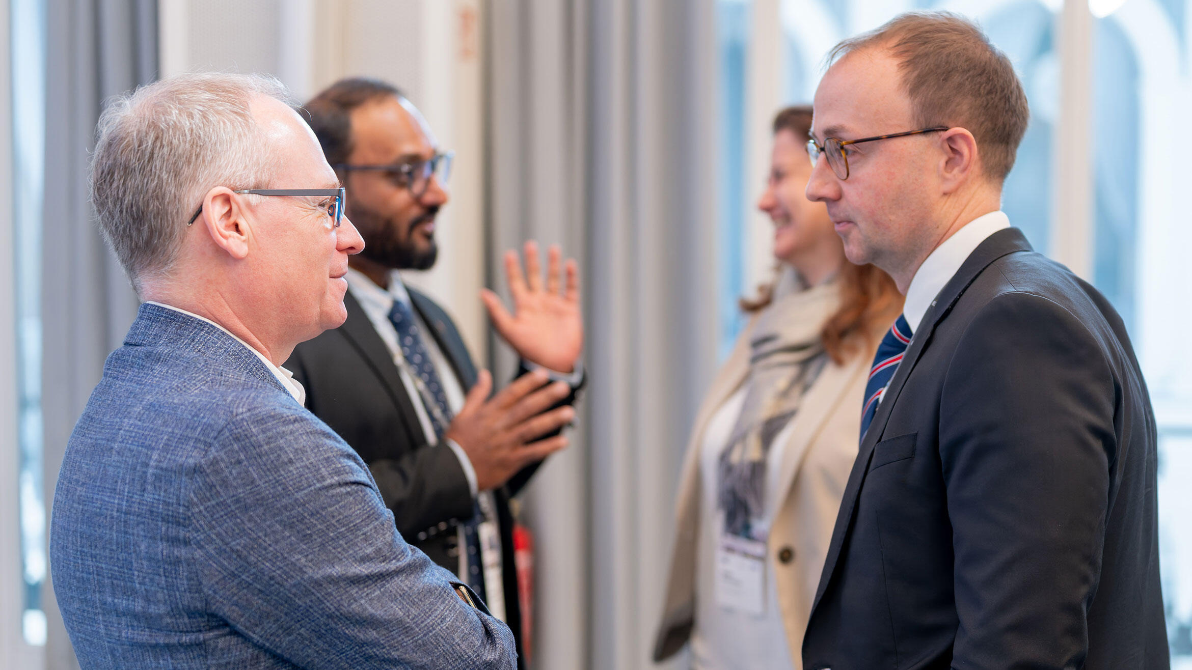 zwei Männer im Dialog