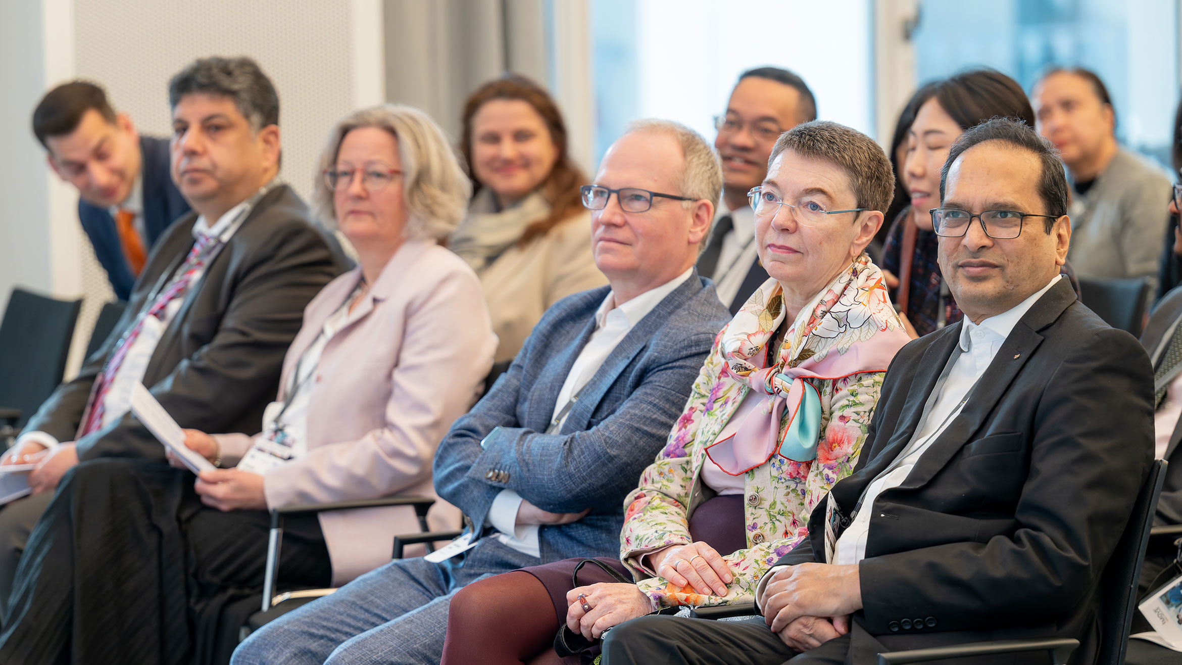 Blick in den Konferenzsaal auf Teilnehmende, die einem Beitrag zuhören