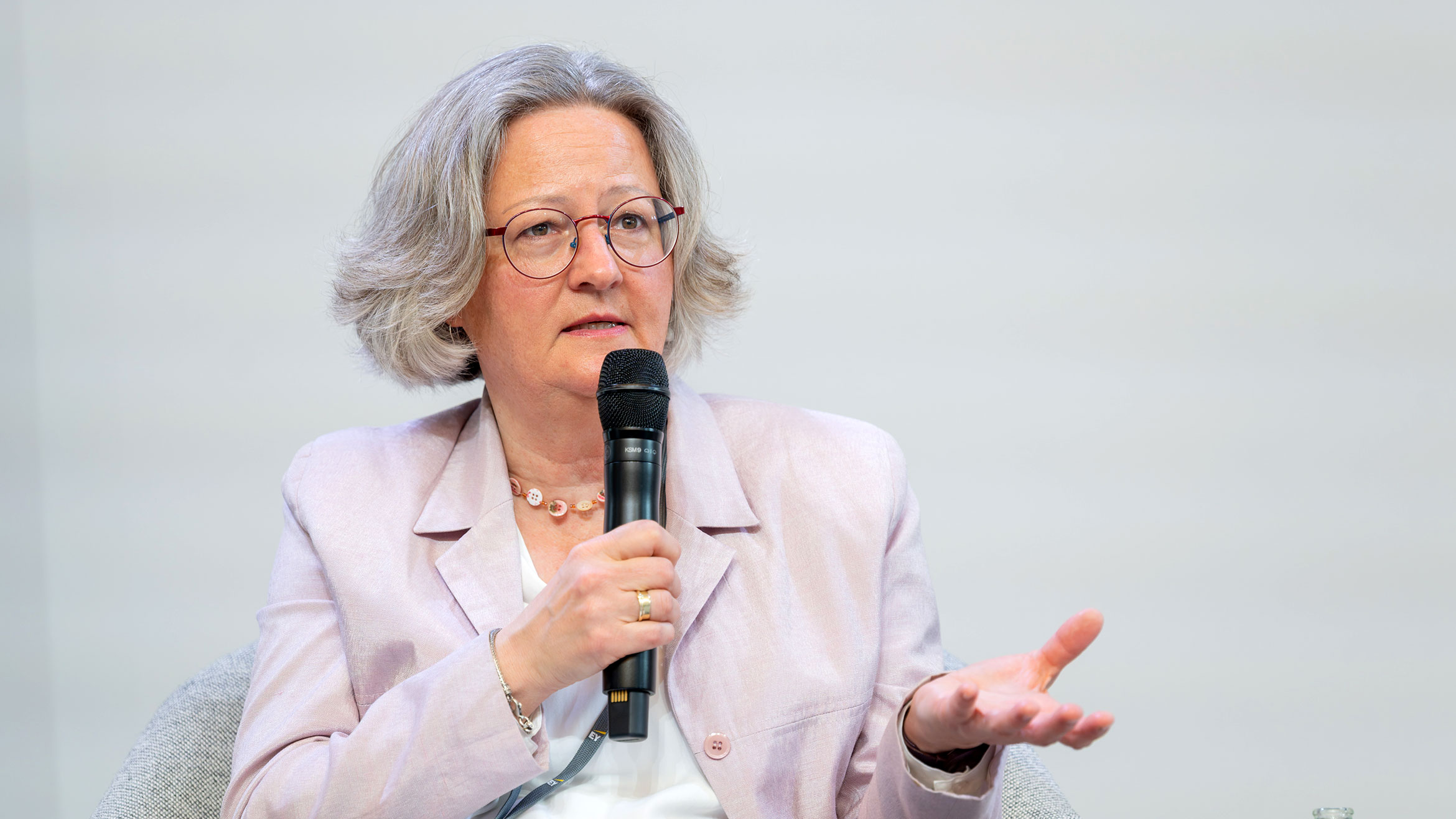 Nahaufnahme von Sprecherin Brigitte Hanemann