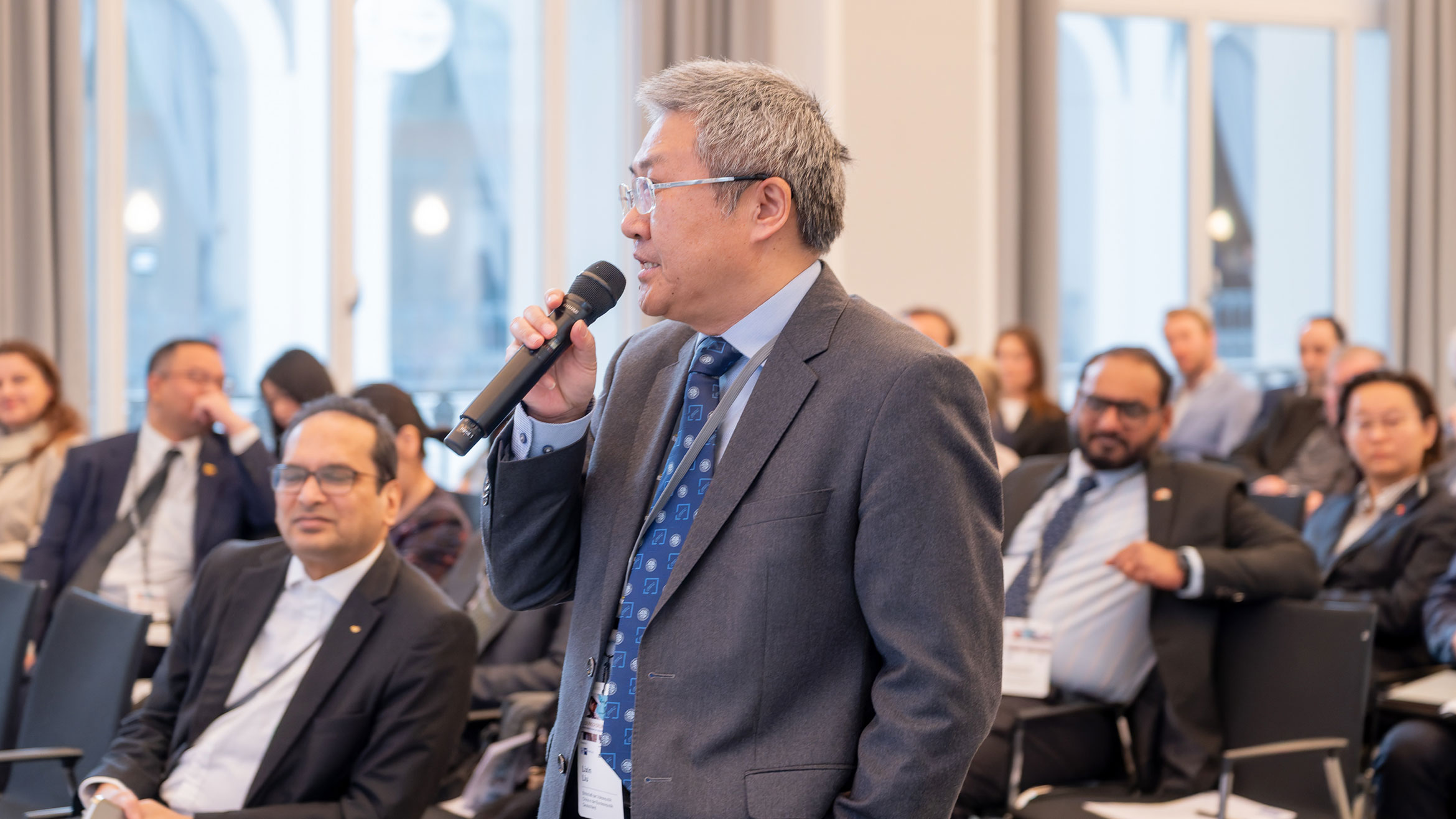 Mann aus dem Publikum spricht in ein Mikrofon