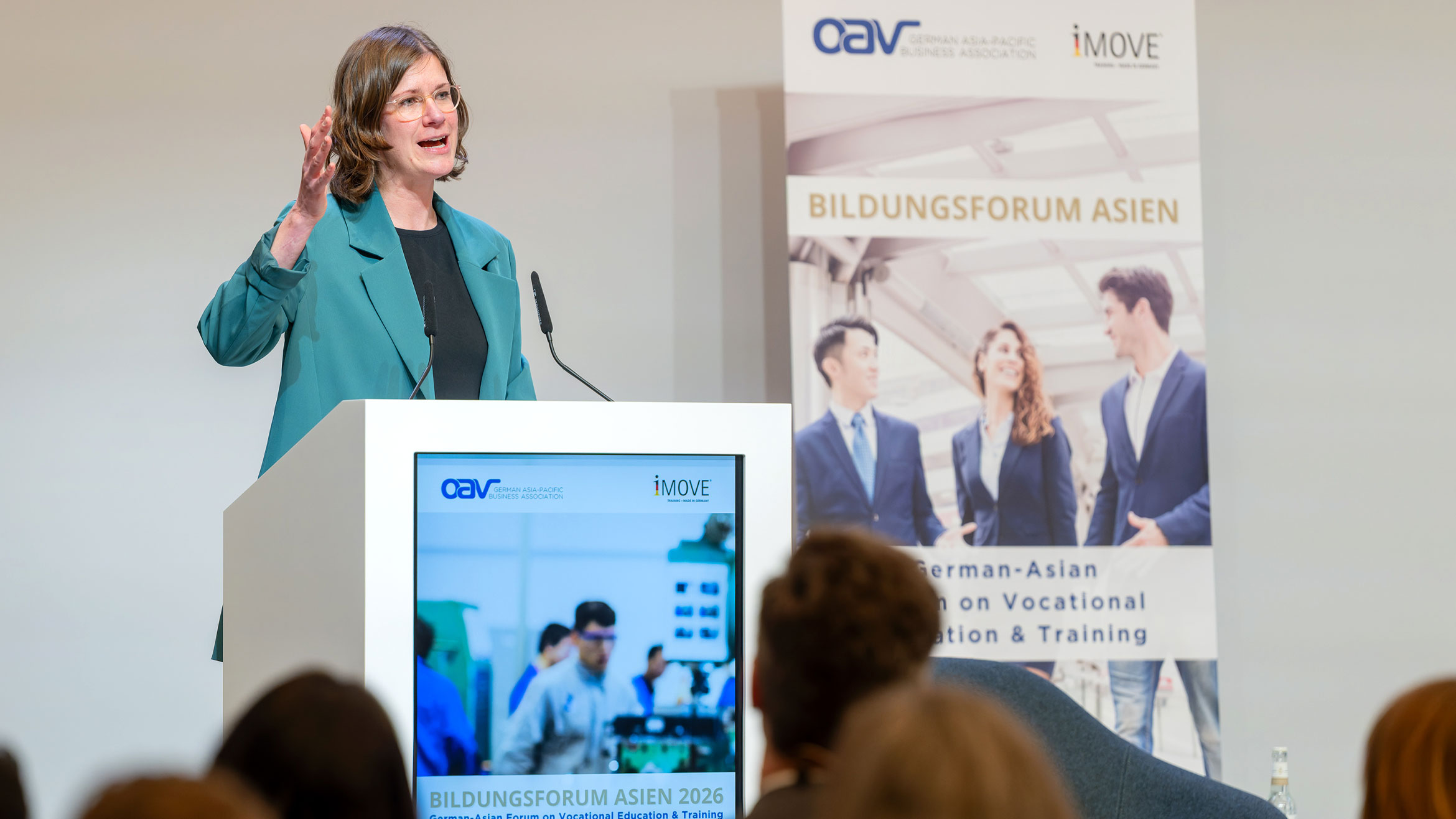 Nahaufnahme der Sprecherin Dr. Merle Kreibaum am Rednerpult