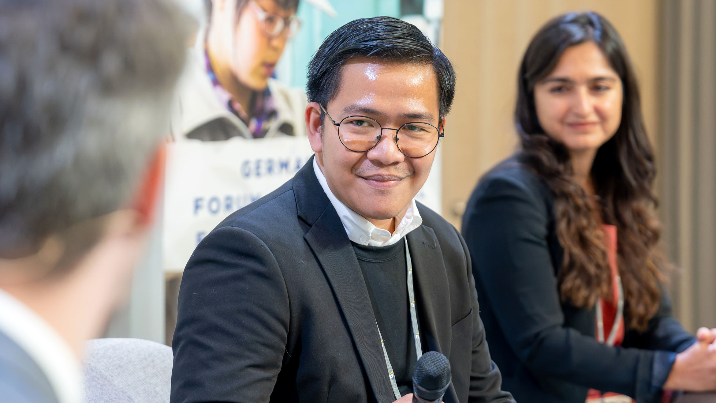 Nahaufnahme des Sprechers Mark Carlos Tito G. Gumapon