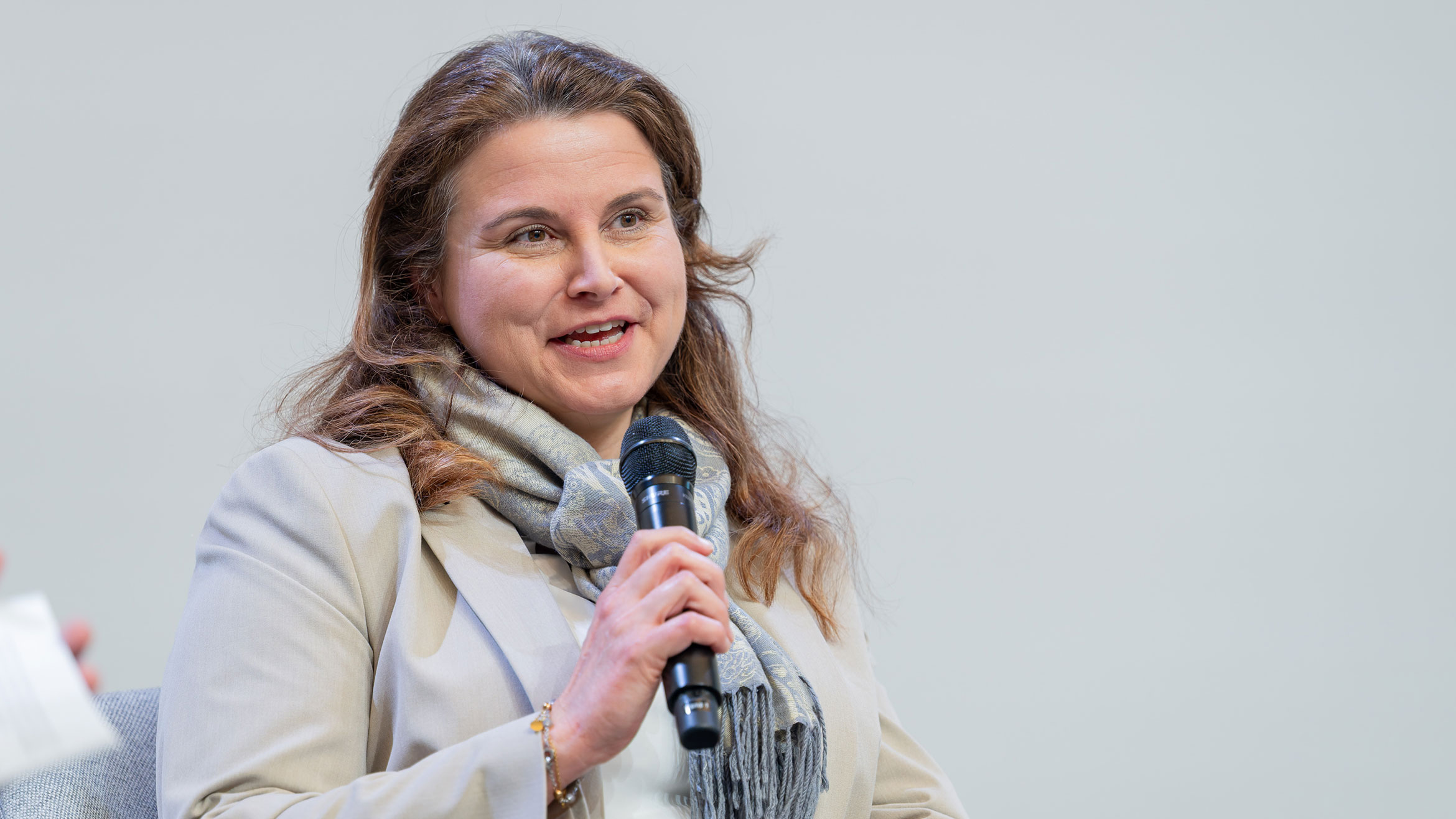 Nahaufnahme der Sprecherin Nadja Schneider