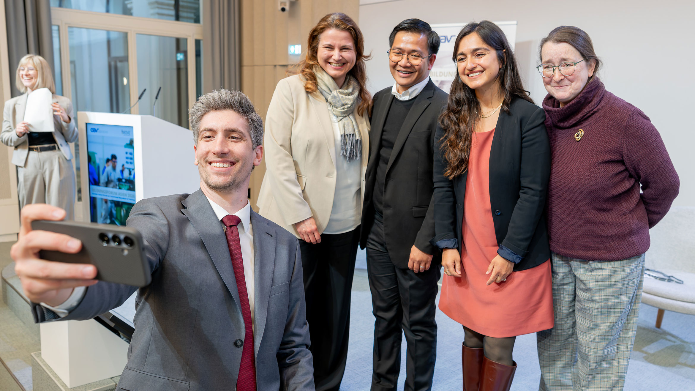Moderator fotografiert sich und die Panelisten