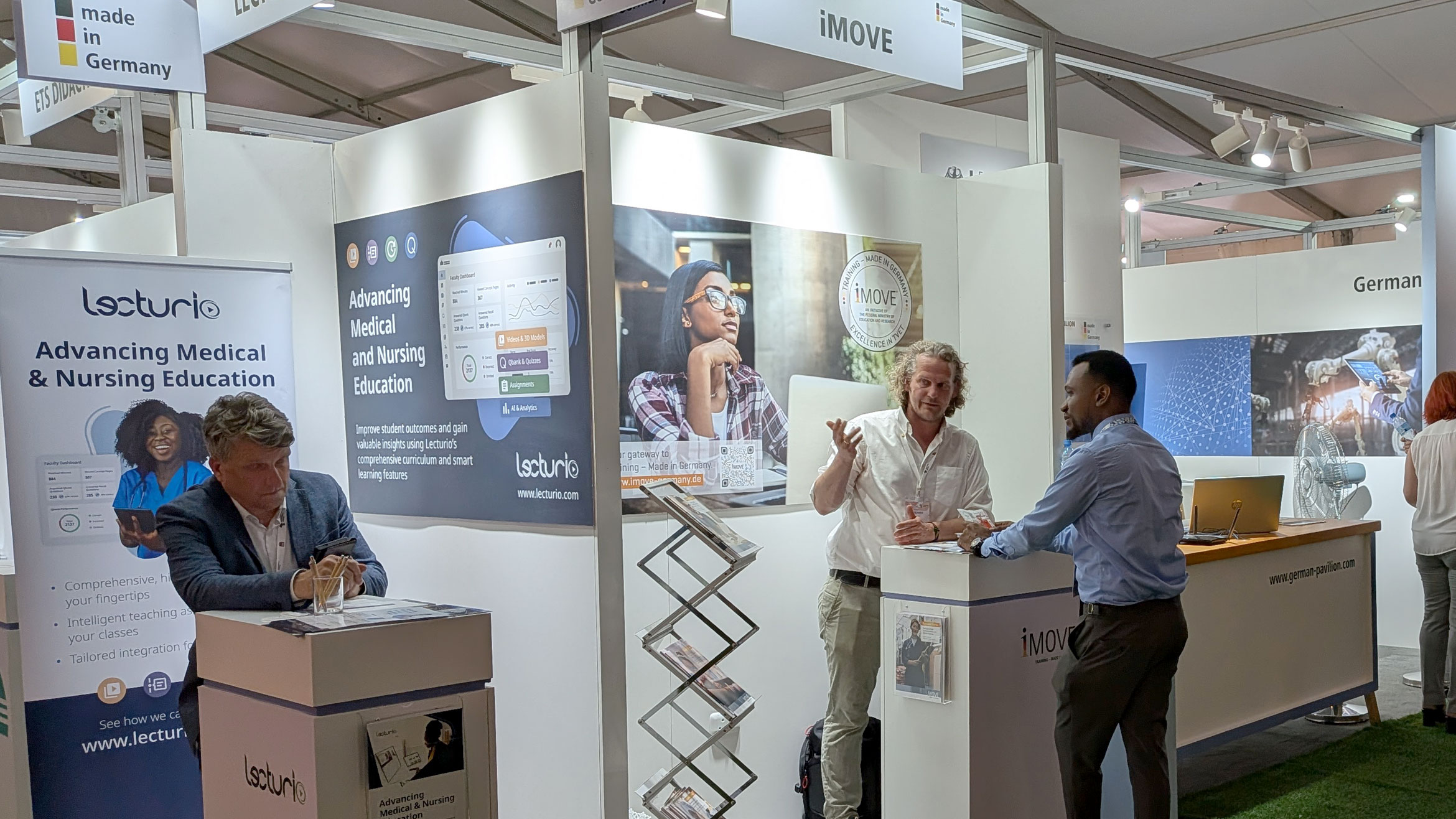 zwei Männer im Gespräch am Messestand