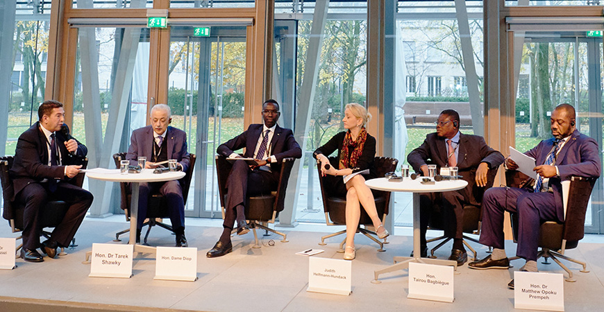 sechs Personen sitzen im Panel