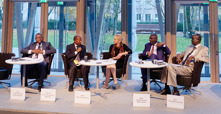 fünf Personen auf dem Panel