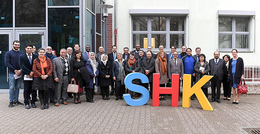 Gruppenbild aller Teilnehmenden der Betriebsführung