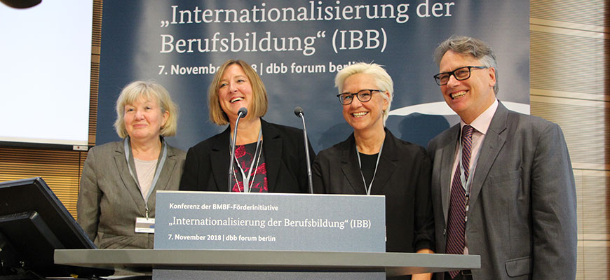 Gruppenbild mit den Unterzeichnern des Abkommens ziwschen iMOVE und Afrika-Verein