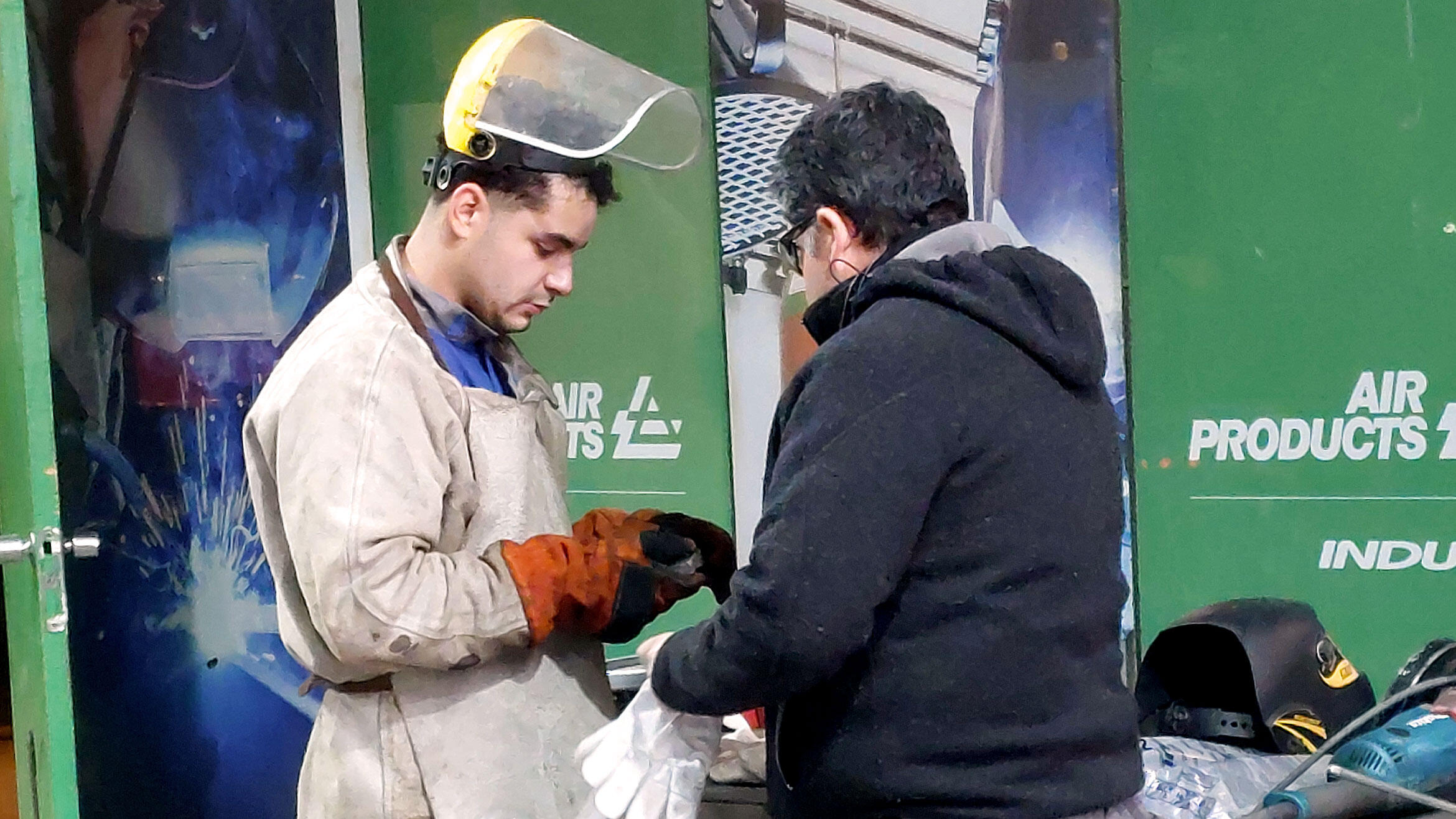 zwei Männer offenbar bei einer Schweißen-Tätigkeit