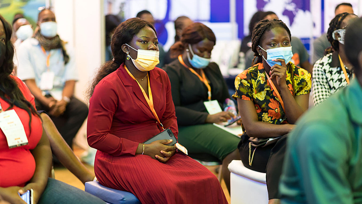 afrikanische Zuhörerinnen mit Mund-Nasen-Schutz bei der educataGhana