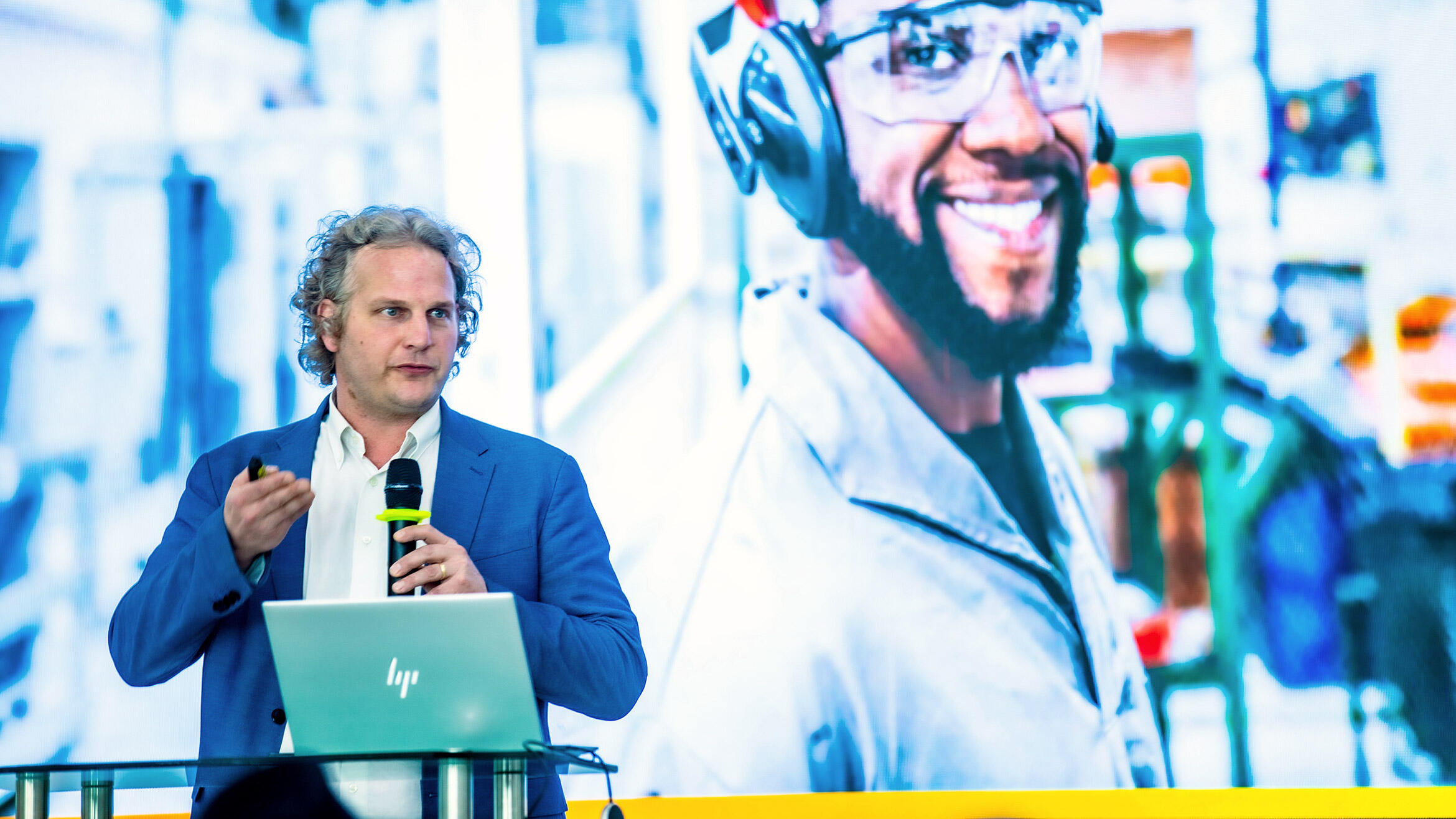 Referent auf dem Podium  bei seinem Vortrag