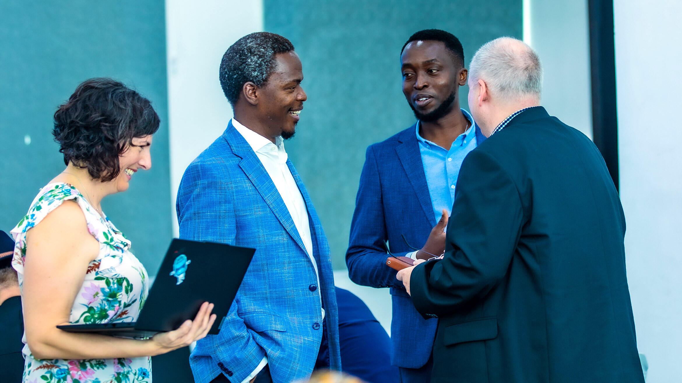 zwei Nigerianer und zwei Deutsche stehen im Gespräch beisammen