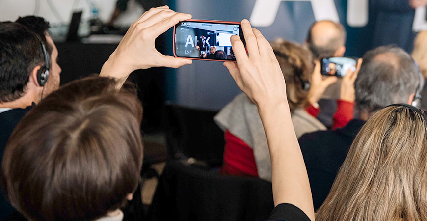 Frau fotografiert mit Smartphone