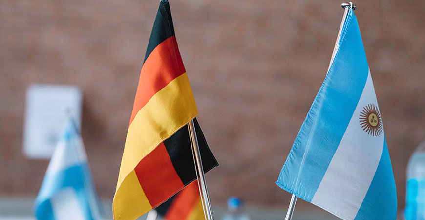 deutsche und argentinische Tischflaggen
