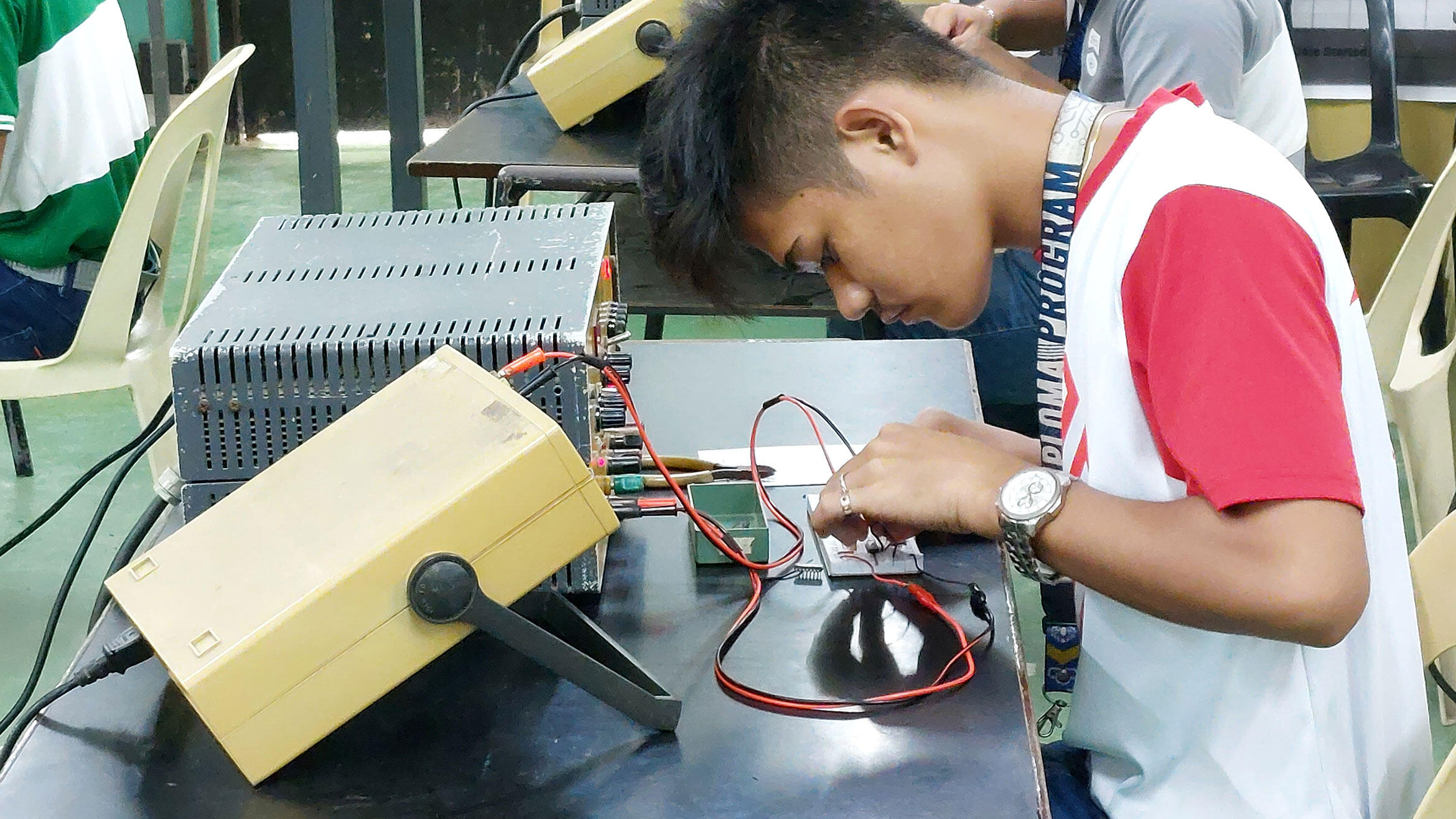 junger Philippine übt elektrische Schaltungen