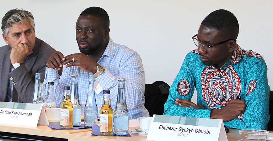 Ghanaer spricht zu den Anwesenden beim Round-Table