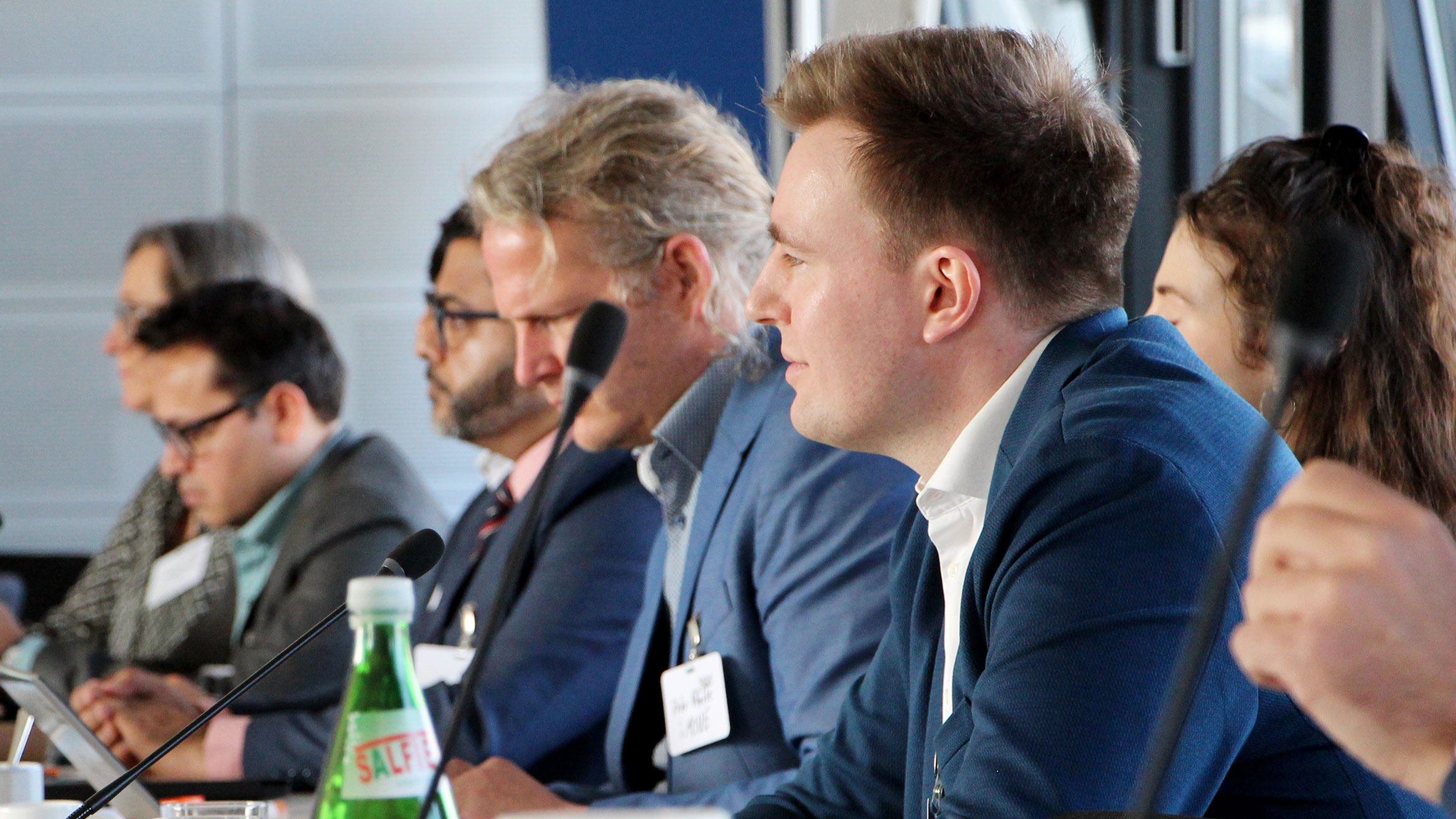 Sitzreihe mit einigen Teilnehmenden am ersten Round Table