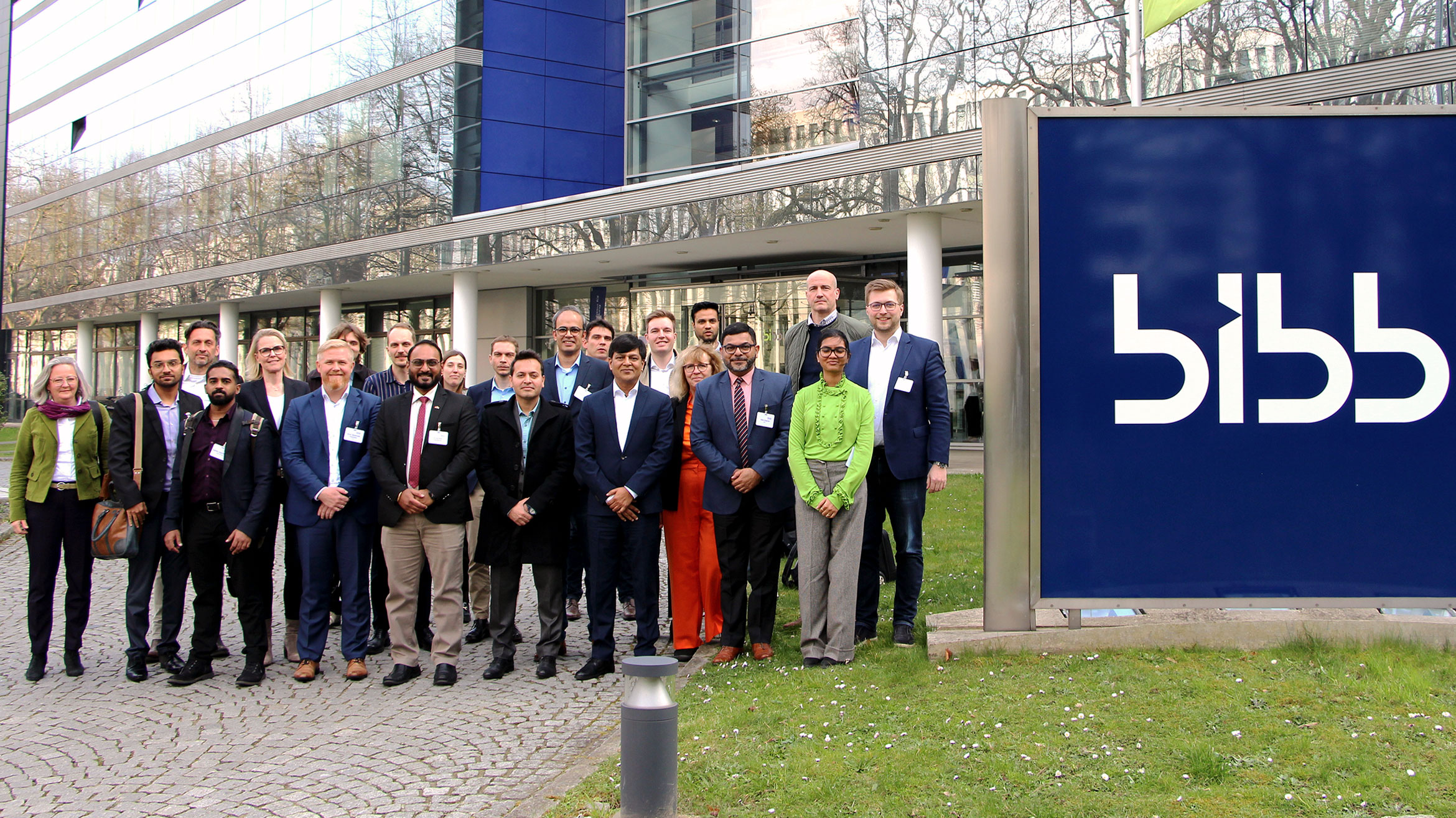 Gruppenbild der Anwesenden beim zweiten Round Table vor dem BIBB-Gebäude