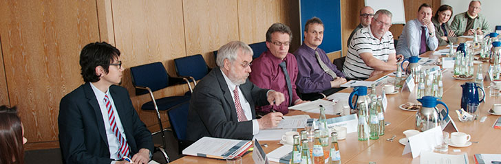 Teilnehmer an einer Seite des Tisches