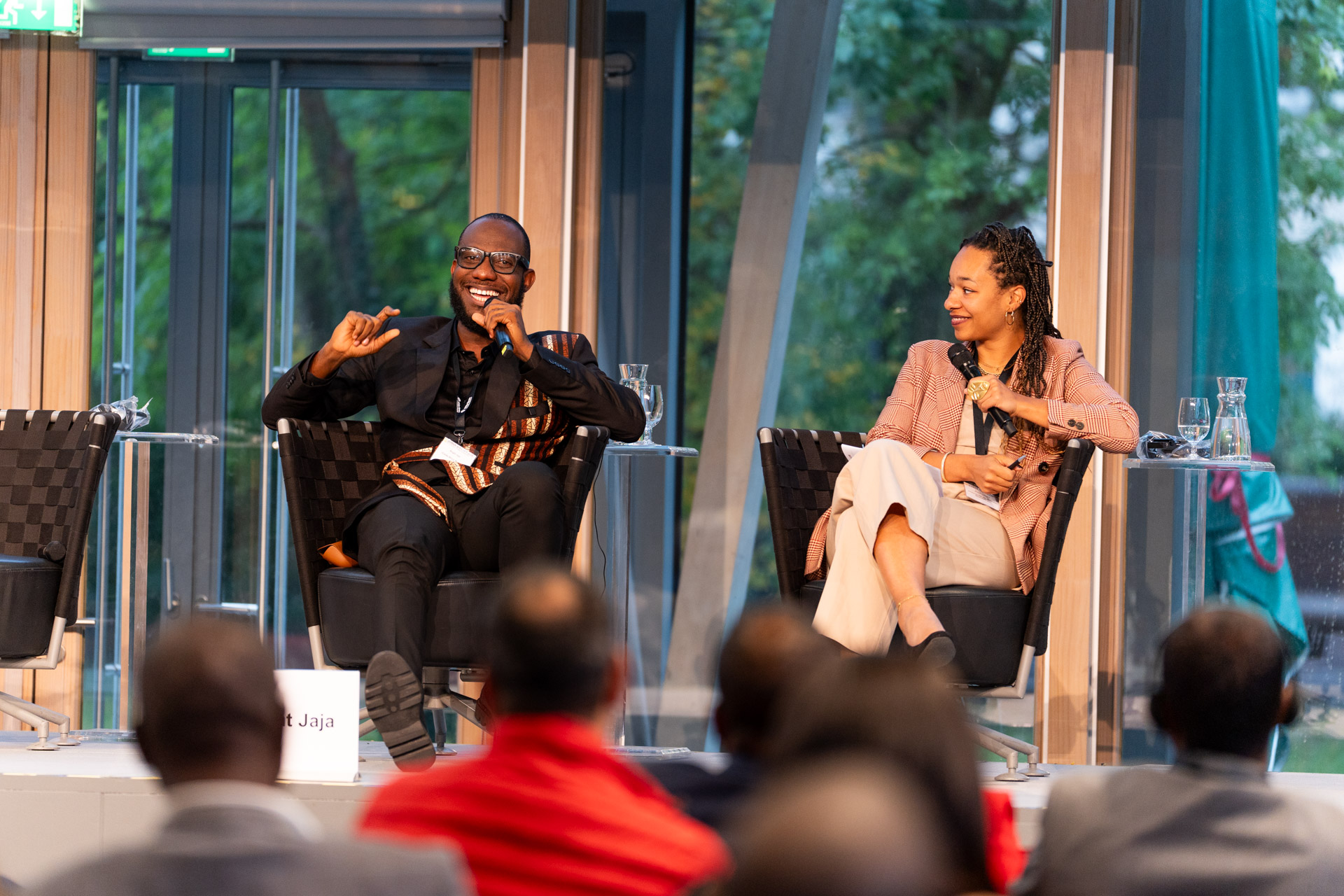 Khadi Camara, Afrika Verein, mit Bright Jaja, CEO iCreate Africa sitzen auf dem Podium, Jaja spricht ins Mikrofon