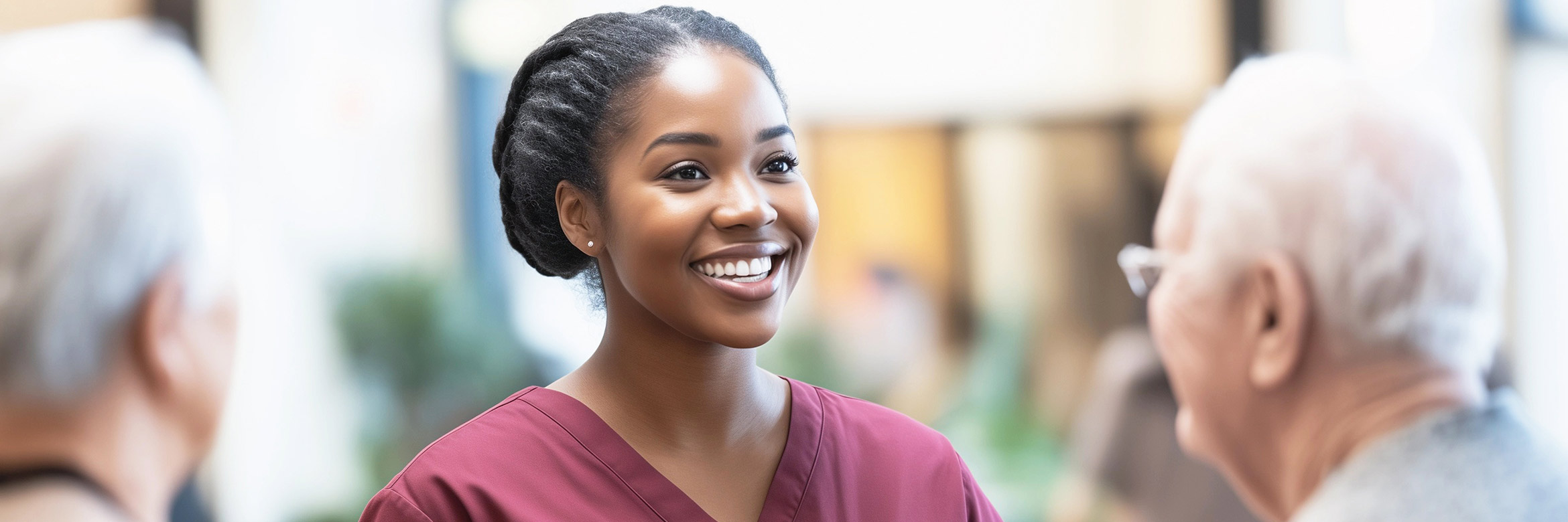 mutmaßlich afrikanische Krankenschwester im Gespräch mit Senioren