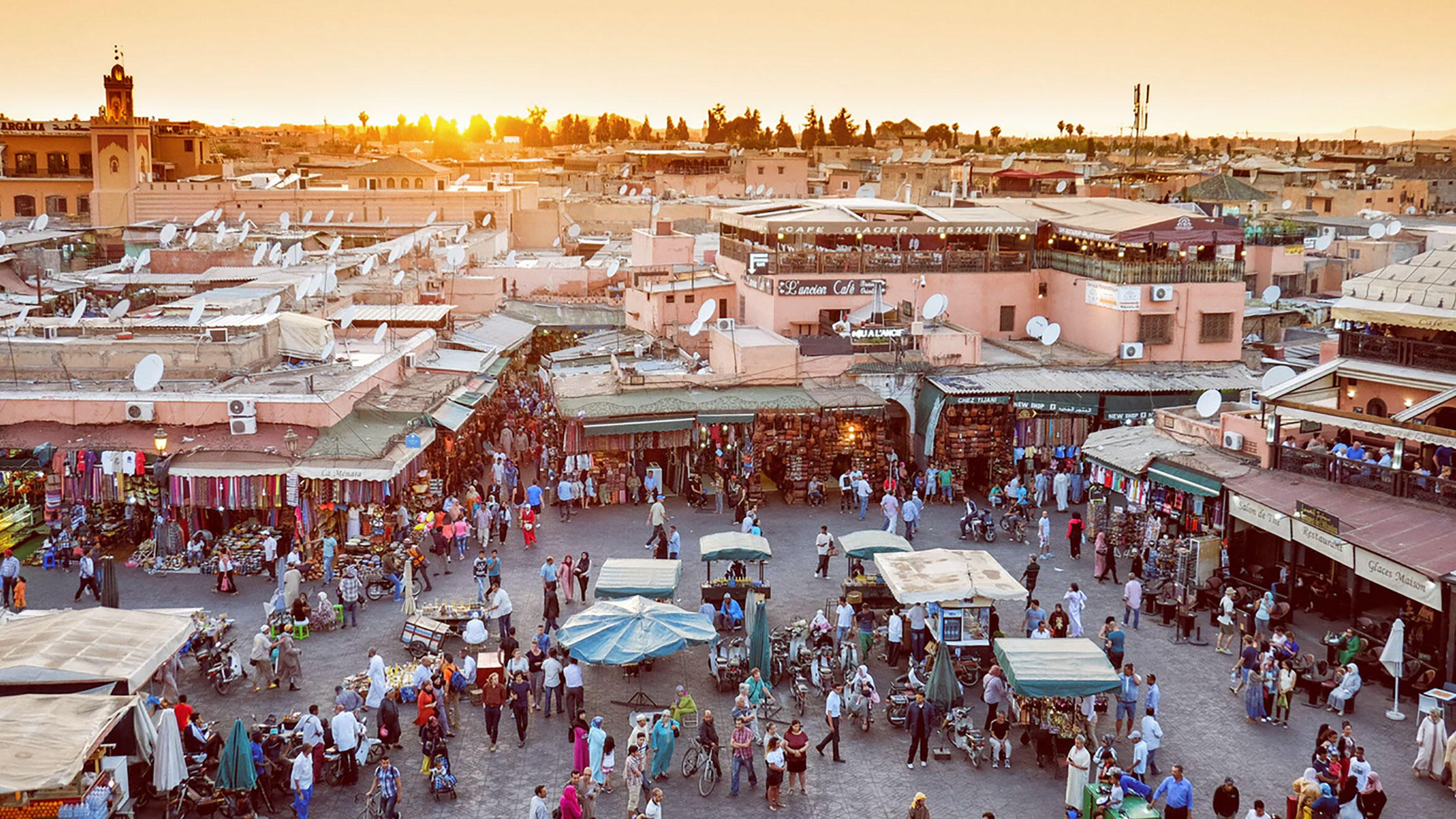 Blick von oben auf einen Marktplatz in einer marokkanischen Stadt